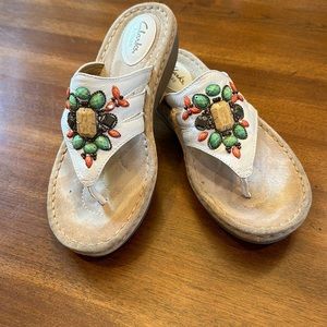 Clarks Artisan leather sandal. White with turquoise and coral decoration. 8m.